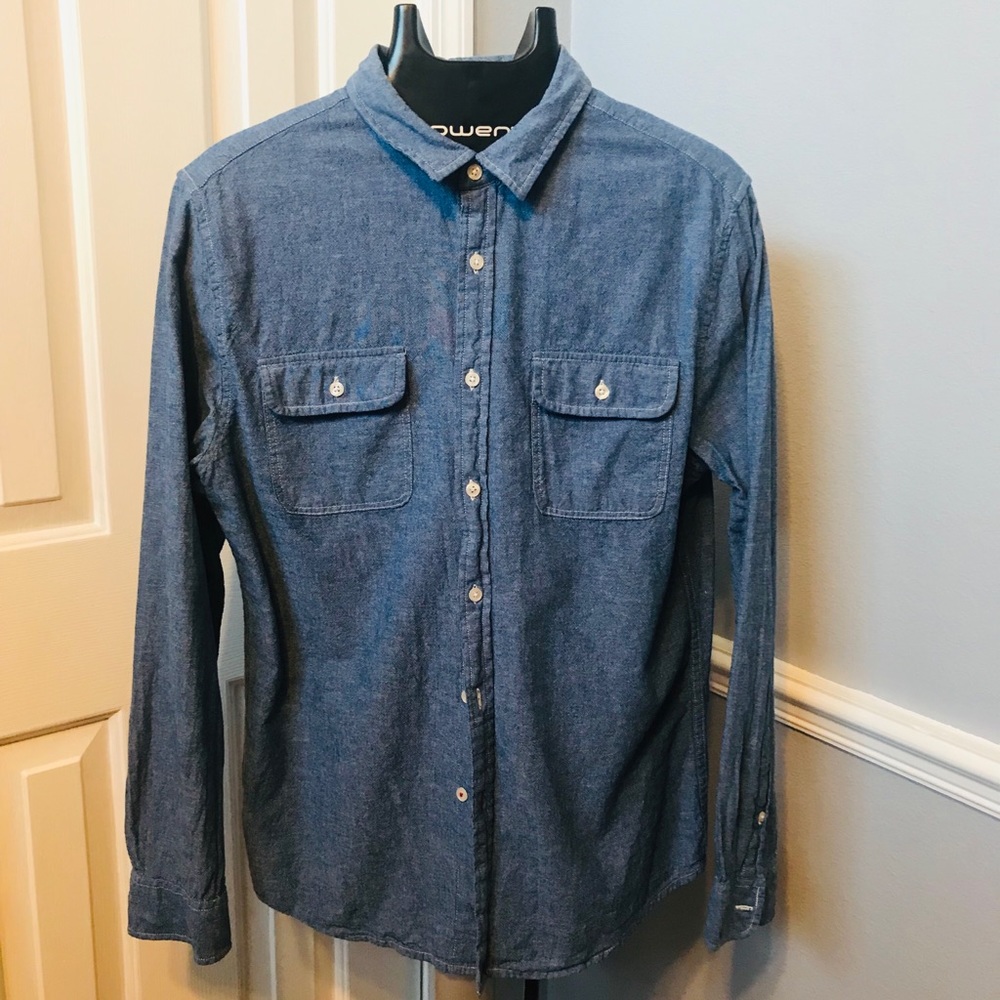 Men casual blue denim shirt.